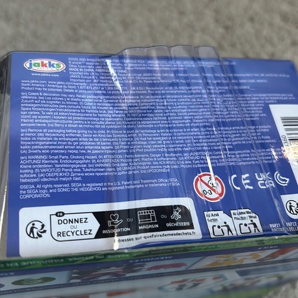 Sonic the Hedgehog Sonic with Green Emerald 35th Anniversary Figure - Picture 7 of 12